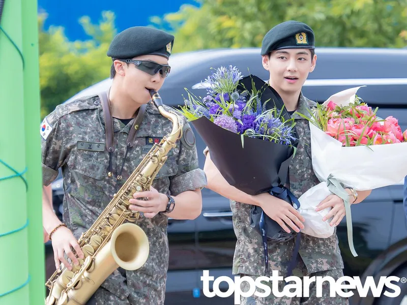 “방탄소년단 RM·뷔 전역 후 첫 인사”…팬에게 쏟아진 진심→아미 울린 두 남자의 약속