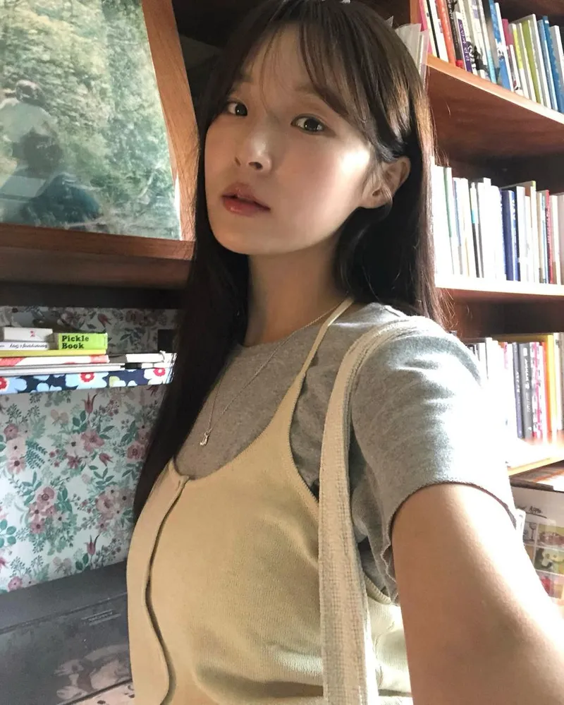 “올여름 첫 빙수의 여운”…이서경, 은은한 초여름 오후→책방 속 나른한 셀카 / 환승연애3 출연자 치위생사 이서경 인스타그램