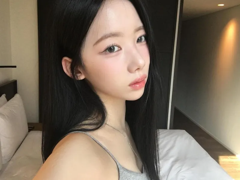 “여름빛 눅진한 오후”…혜주, 차분한 눈빛→감성 셀카 속 고요 / 걸그룹 클라씨 혜주 인스타그램