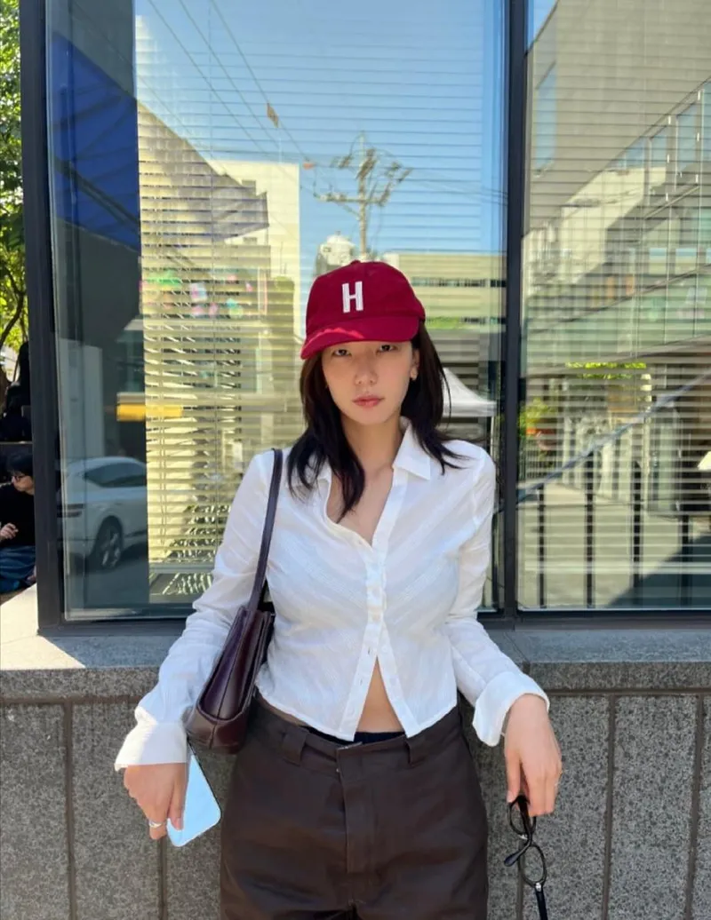 “푸른 여름빛 스며든 오후”…이호정, 붉은 캡 모자→도심 속 청량 감성 / 배우 이호정 인스타그램