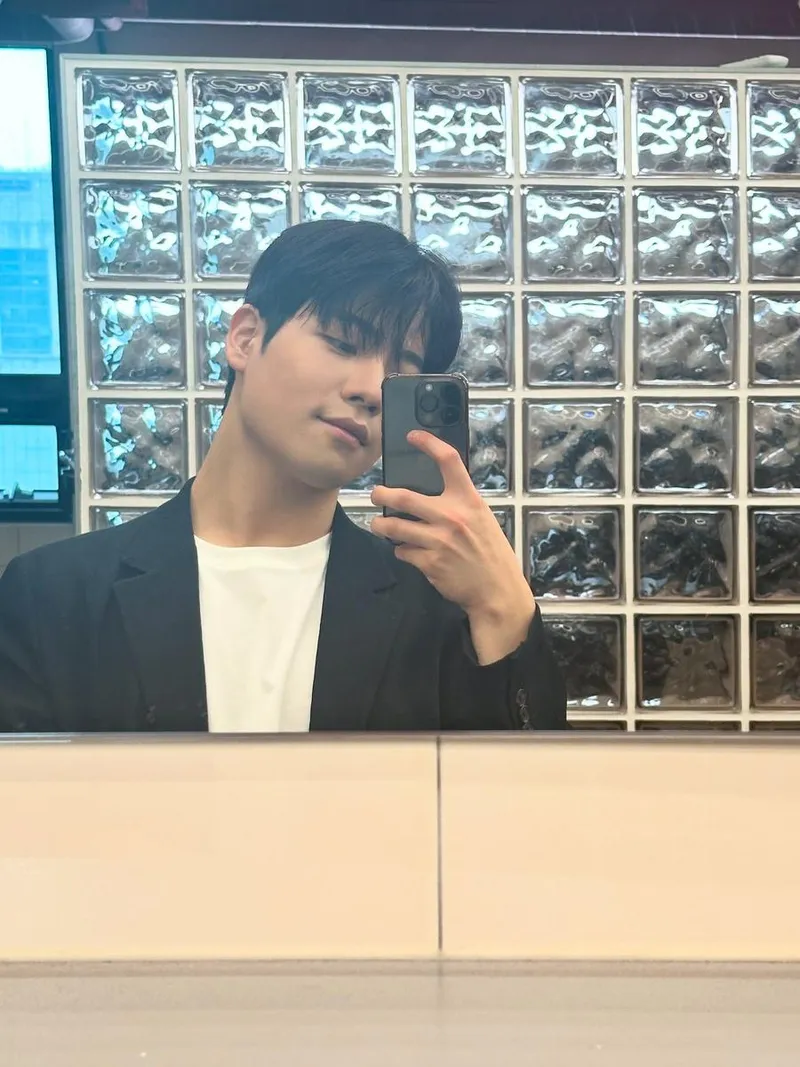 “실내에서 머물고 싶어진 요즘”…최충현, 여름 밤 라이브→잔잔한 소통 예고 / 화곡동 청개구리 최충현 인스타그램