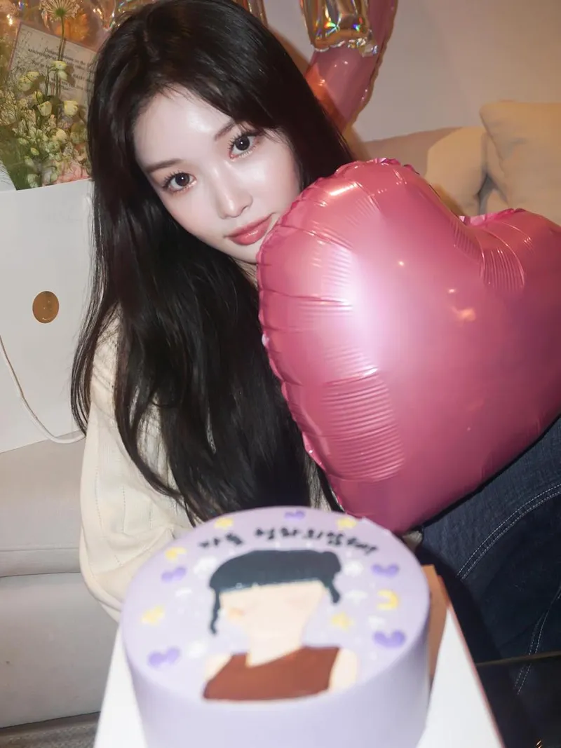 “모든 순간이 소중해요”…청하, 8주년의 설렘→팬사랑 케이크 인증 / 가수 청하 인스타그램