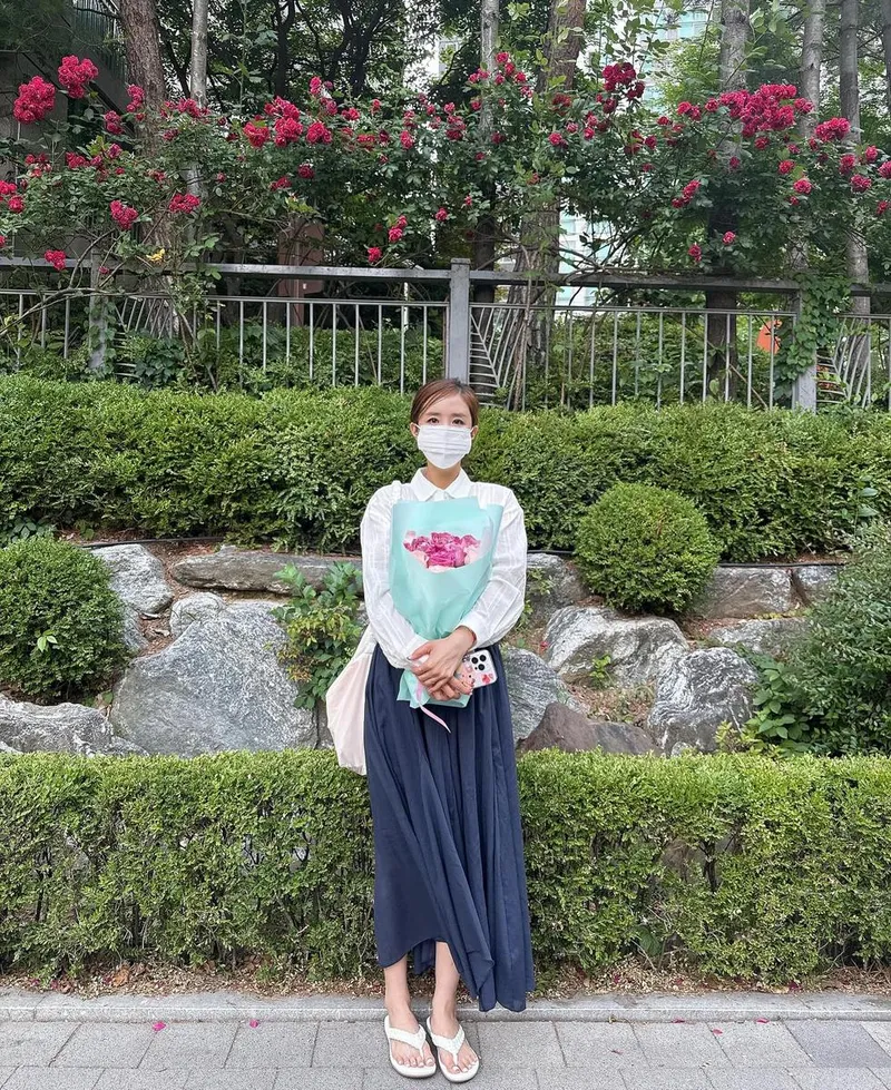“예쁜 꽃다발을 안고 퇴근”…신지, 초여름 오후→따스한 감사 전해 / 코요태 신지 인스타그램