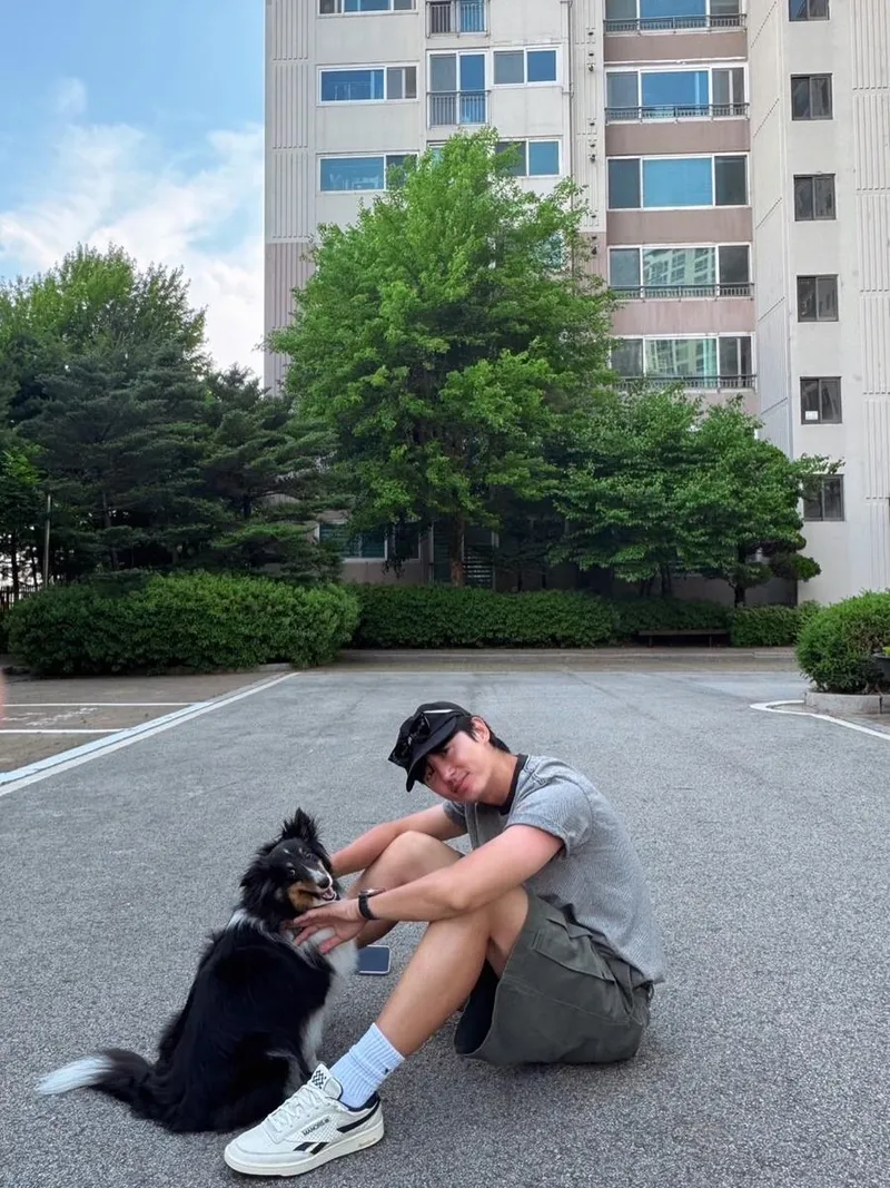 “색감이 너무 이쁘다”…이지훈, 강아지와 여름 오후→소박한 힐링 / 배우 이지훈 인스타그램