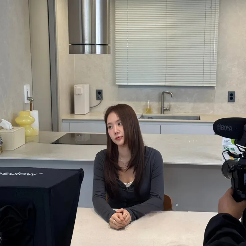 “나는 졸리지 않아”…소유, 깊은 눈빛에 깃든 하루의 끝→고요한 촬영 현장 / 걸그룹 씨스타 소유 인스타그램