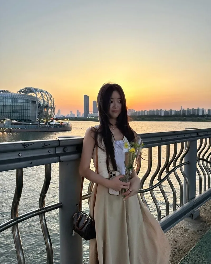 “노을빛 감성 물든 저녁”…이영은, 한강 위로 퍼지는 청순 미소