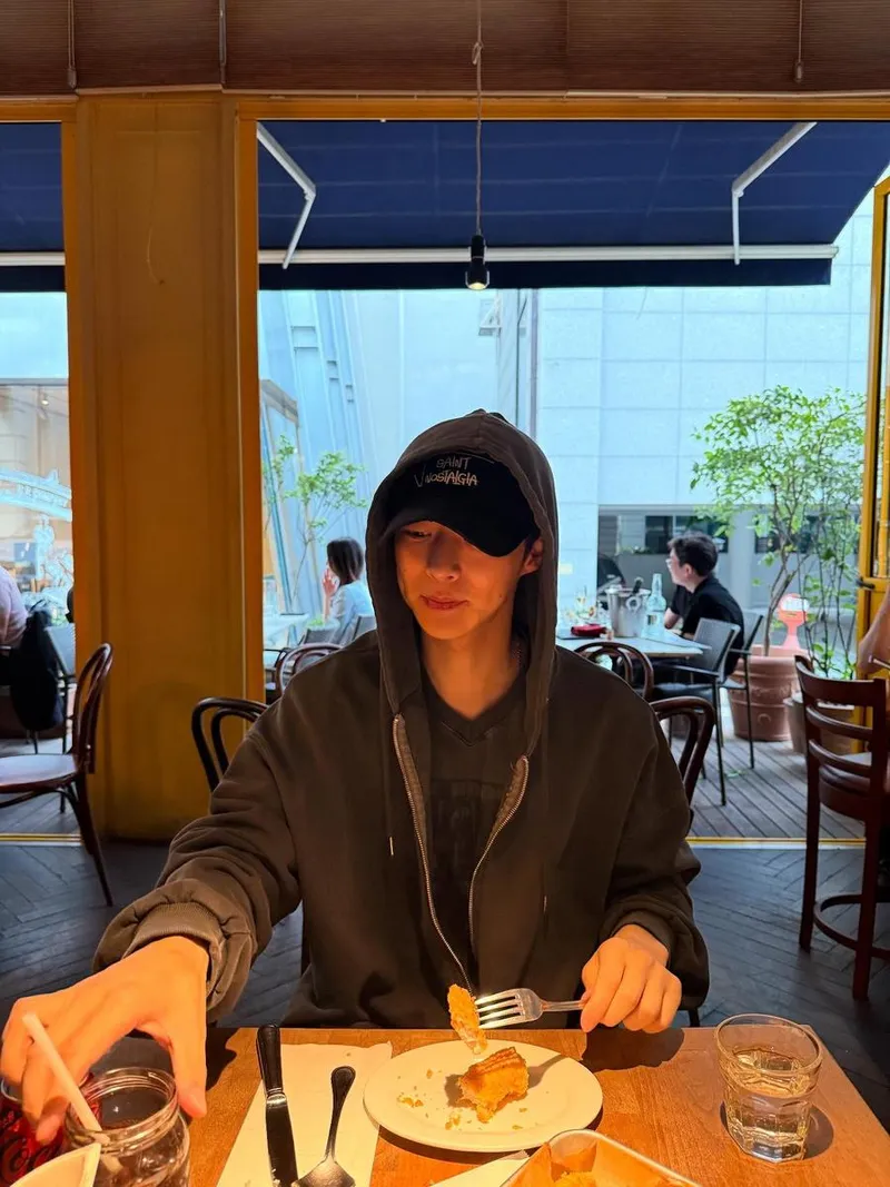 “느긋한 오후, 달콤한 한 입”…배인혁, 차분함 가득→셀프 케이크타임 / 배우 배인혁 인스타그램