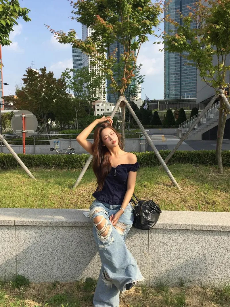 “햇살 가득 오후였죠”…배지연, 여유로움 속→청량한 반전 미소 / 솔로지옥4 출연자 모델 배지연 인스타그램