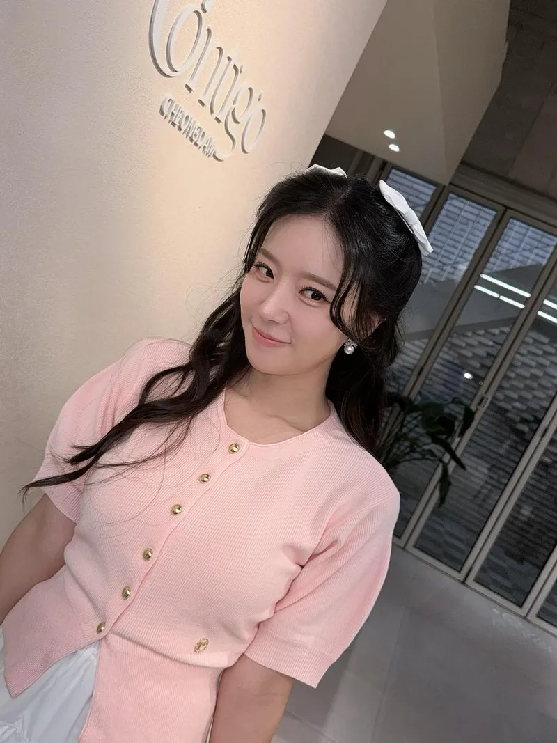 “웃음기 참는 중”…송민경, 발랄한 시선→장난기 가득한 미소 / 가수 송민경 인스타그램
