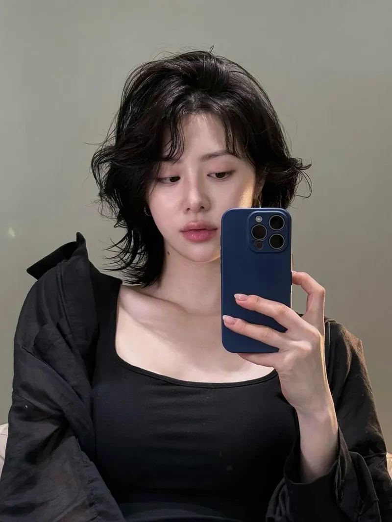 “셋머vs네머”…백송민, 거울 앞 고민→흑단빛 스타일링 전율 / 모델 백송민 인스타그램