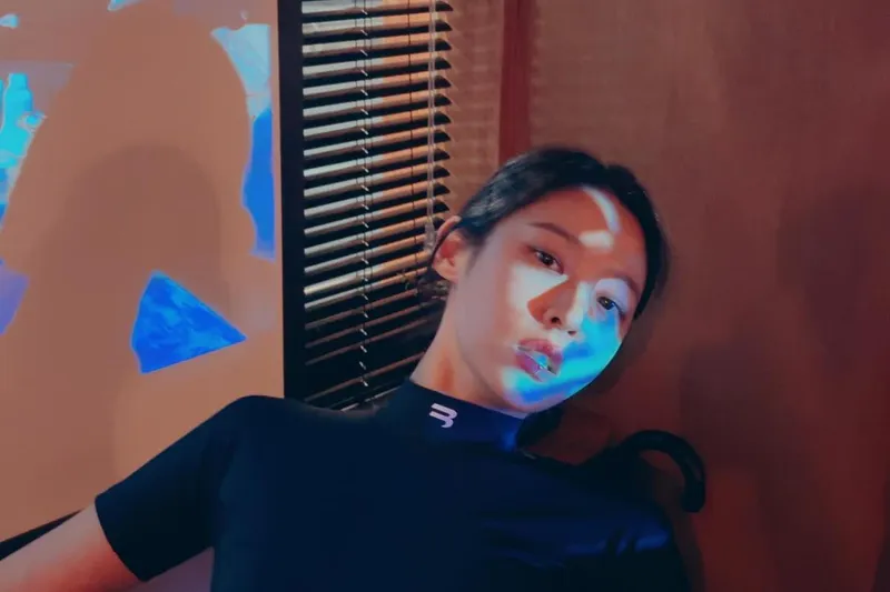 “범접이 짱이야라고 속삭였다”…김설현, 몽환적 시선→빛의 잔상 속 존재감 / 배우 김설현 인스타그램