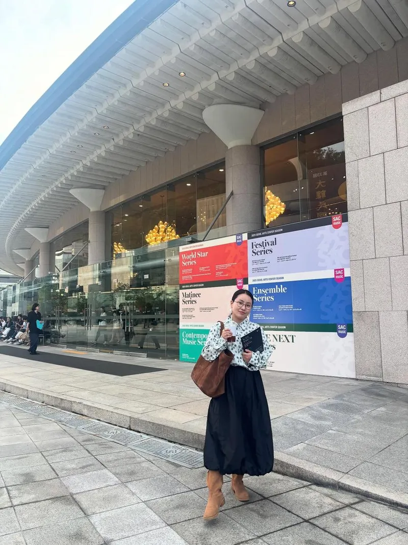 “피아노와 함께 스민 여운”…조현아, 설렘 가득 산책→공연장 앞 우아한 정적 / 어반자카파 조현아 인스타그램