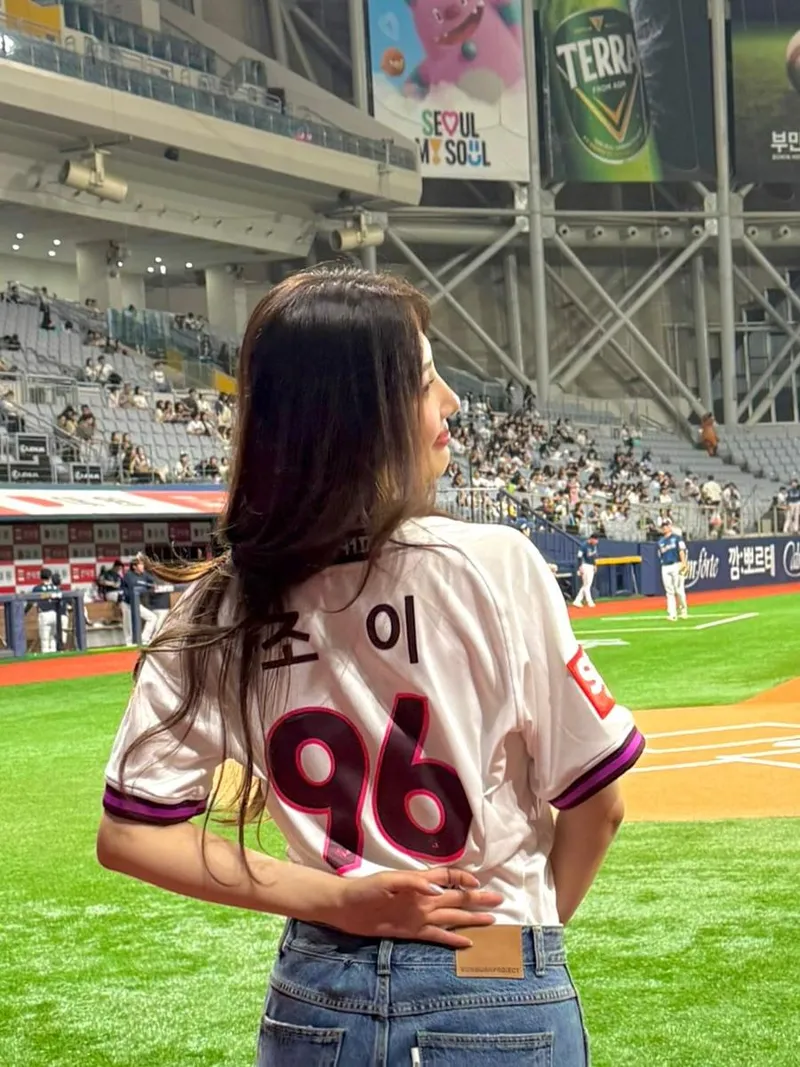 “처음 마운드에 선 설렘”…조이, 야구장 여름밤→잔상 남긴 시구 / 걸그룹 레드벨벳 조이 박수영 인스타그램