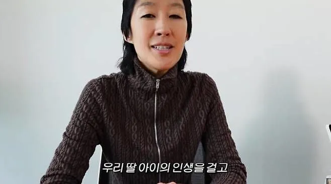 “딸 앞에 맹세”…홍진경, 빨간옷 논란→눈물의 해명