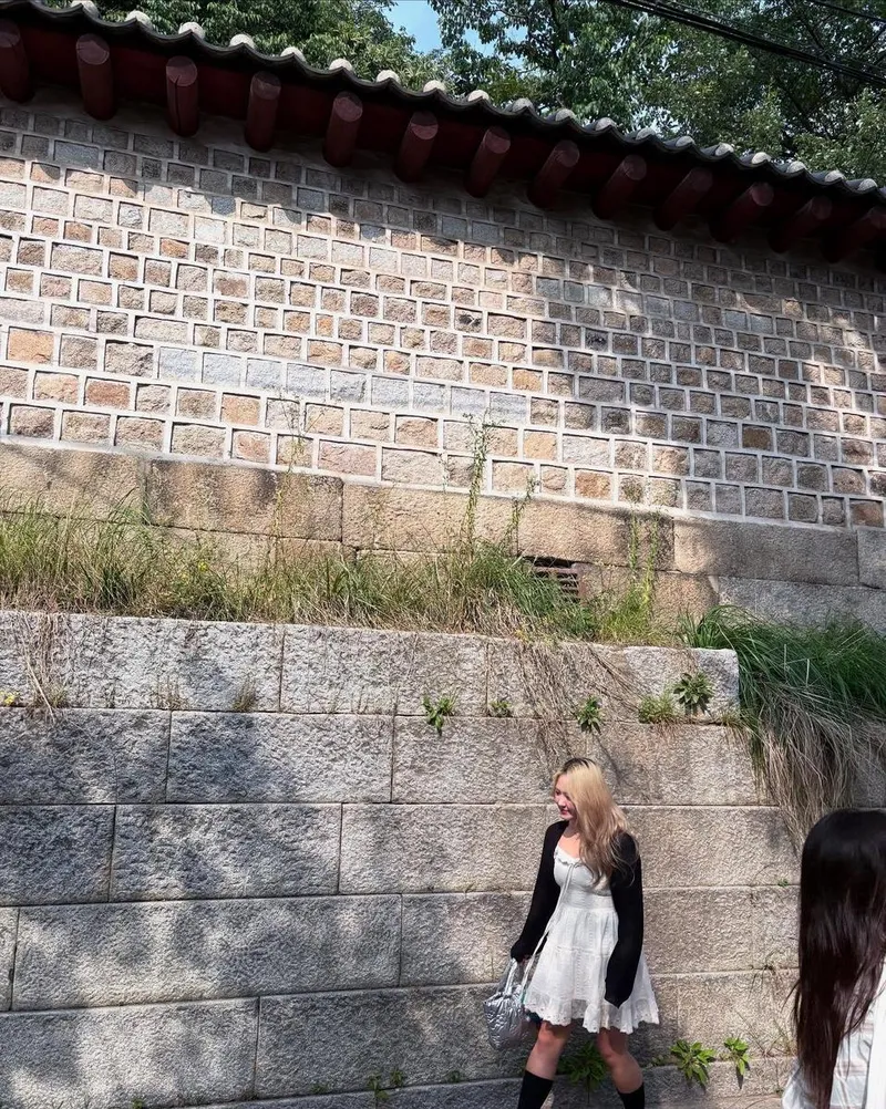 “여름맞이 산책에 미소 지으며”…경서, 햇살 아래 자유로움→따사로운 변신 / 가수 경서 인스타그램