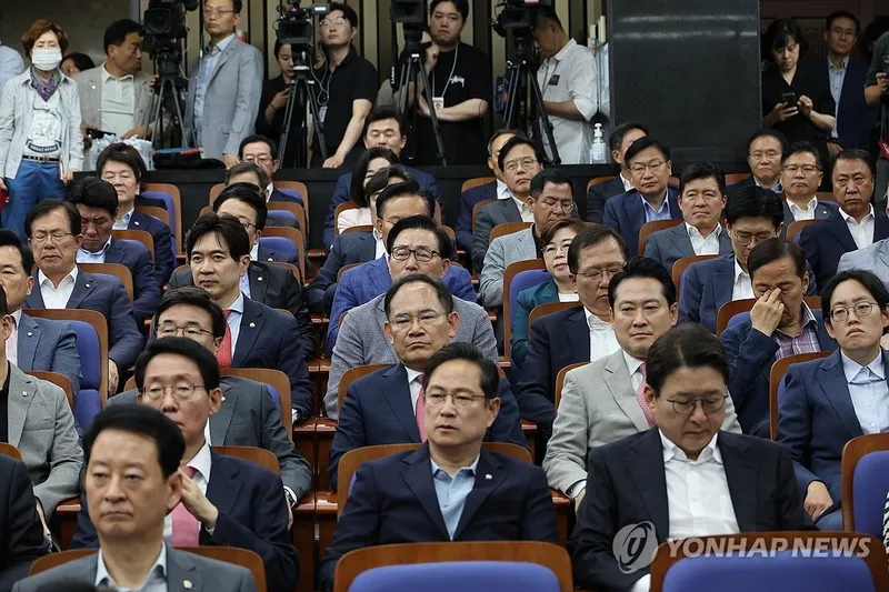 국민의힘, 이재명 재판 연기에 거센 반격