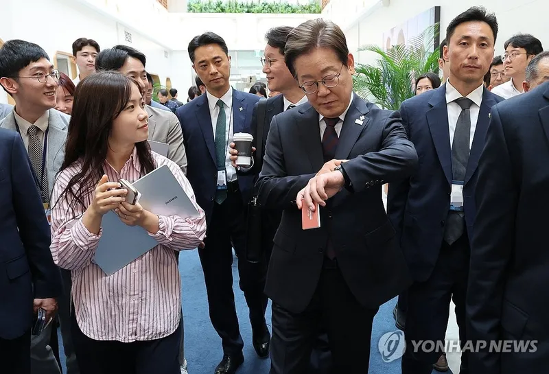 “이재명, 상징과 실용 모두 담은 대통령 시계 지시”…대통령실 직접 해명→기대와 파장 교차