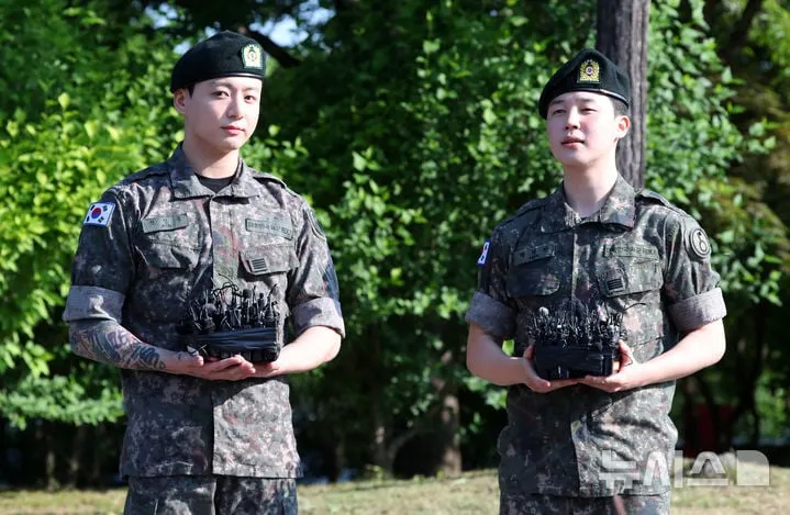 “기다림 끝에 맞잡은 손”…방탄소년단(BTS) 지민·정국, 전역→완전체 시동 / 뉴시스