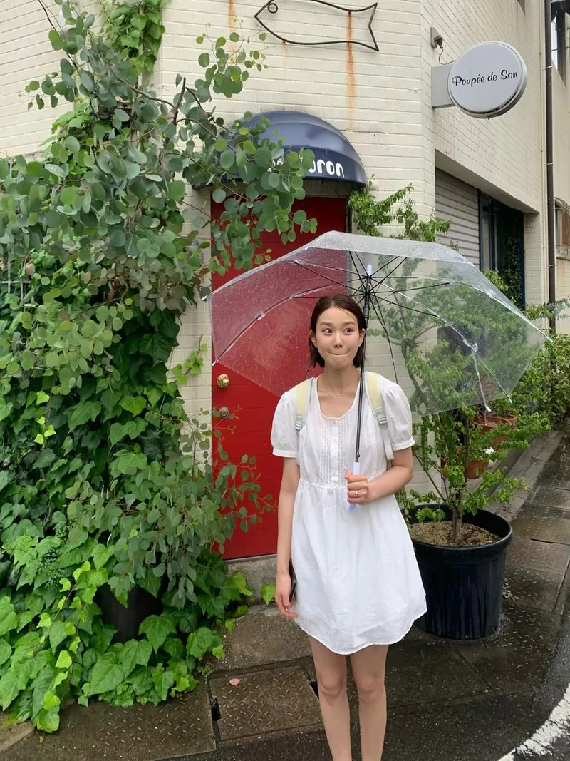 “장난스런 표정에 여름비 스며”…장희령, 맑은 오후→동심 가득 근황 / 배우 장희령 인스타그램