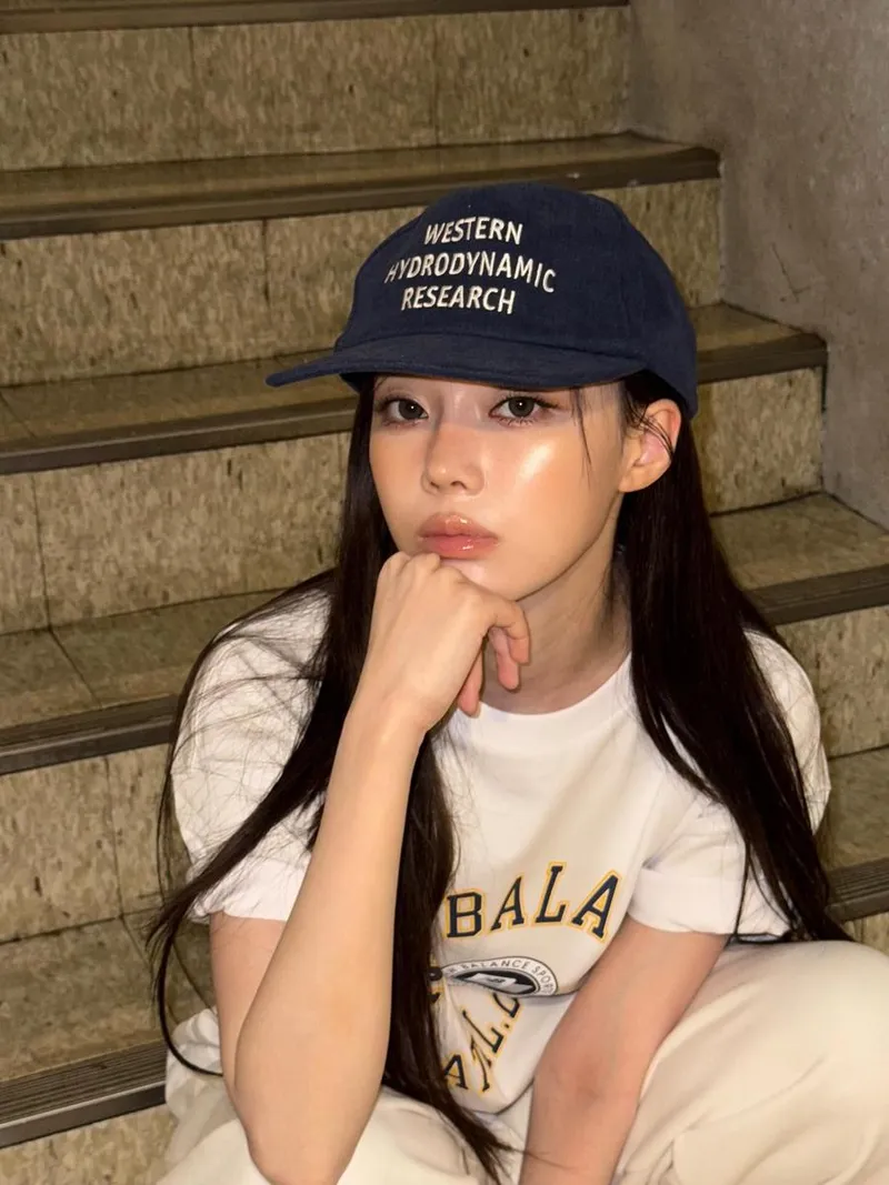 “번진 시선과 고요한 순간”…윈터, 여름 계단 위→감성 미모 발산 / 에스파 윈터 인스타그램
