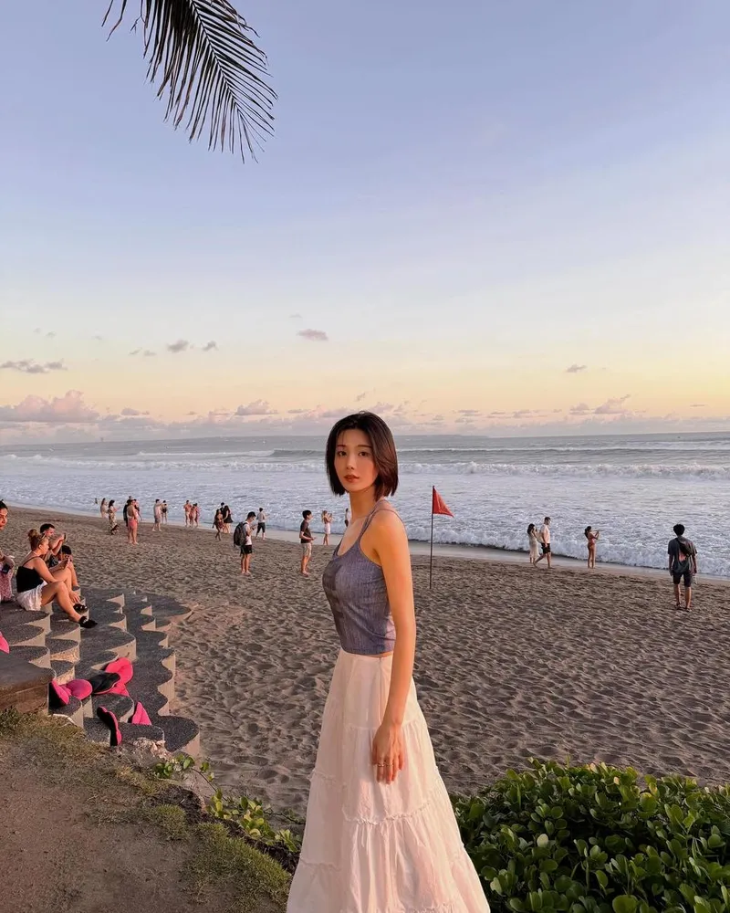 “저녁 노을을 입고 선 순간”…권은비, 여름 해변→몽환적 감성 빛났다 / 가수 권은비 인스타그램