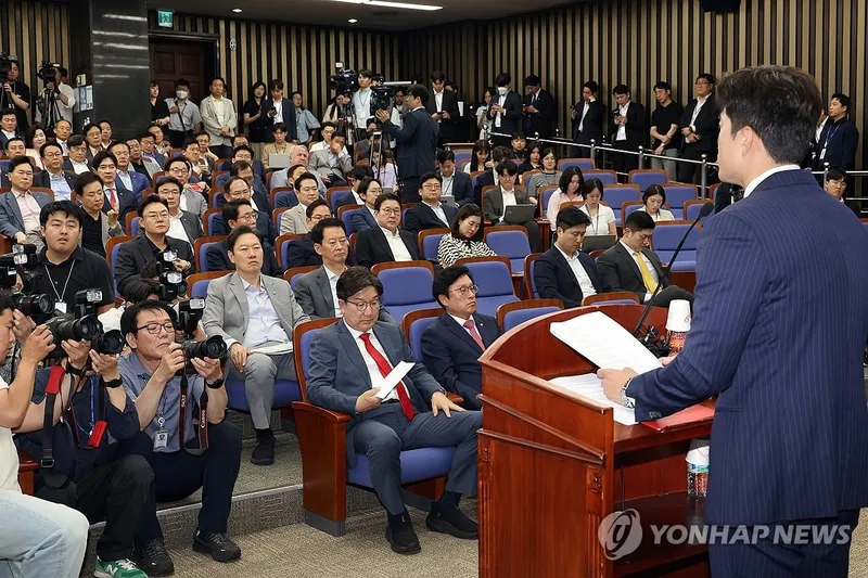 국민의힘 내홍 심화…김용태 리더십 시험대에 오른 의총→당 진로 갈림길 선 정치권