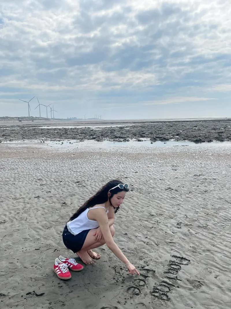“Floating Free”…솔라, 바다 위 여름→초여름의 자유를 그리다 / 걸그룹 마마무 솔라 인스타그램