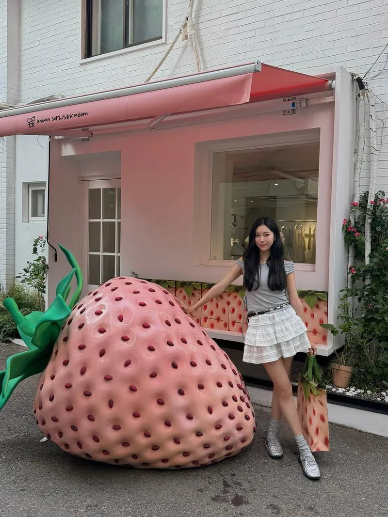 “딸기 세상에 빠진 하루”…제인, 사랑스러운 표정→초여름 산뜻 미소 / 걸그룹 모모랜드 제인 성지연 인스타그램