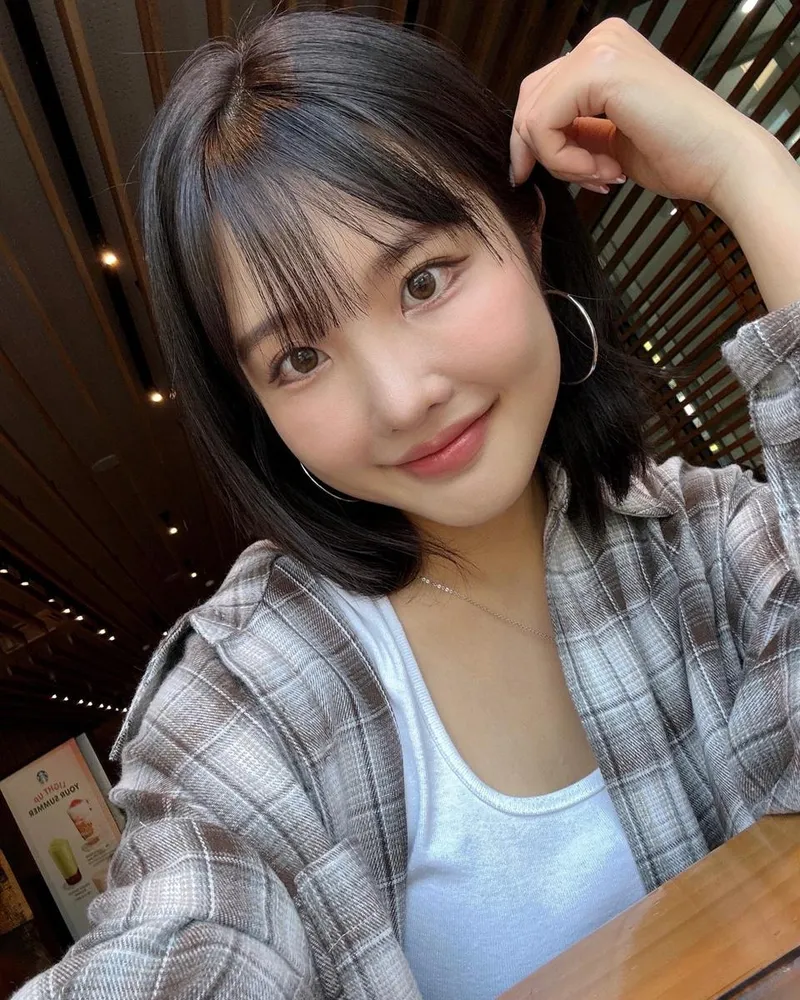“요새 잠을 못자서”…류민희, 커피향 속 여름 오후→차분한 미소 / 가수 류민희 인스타그램