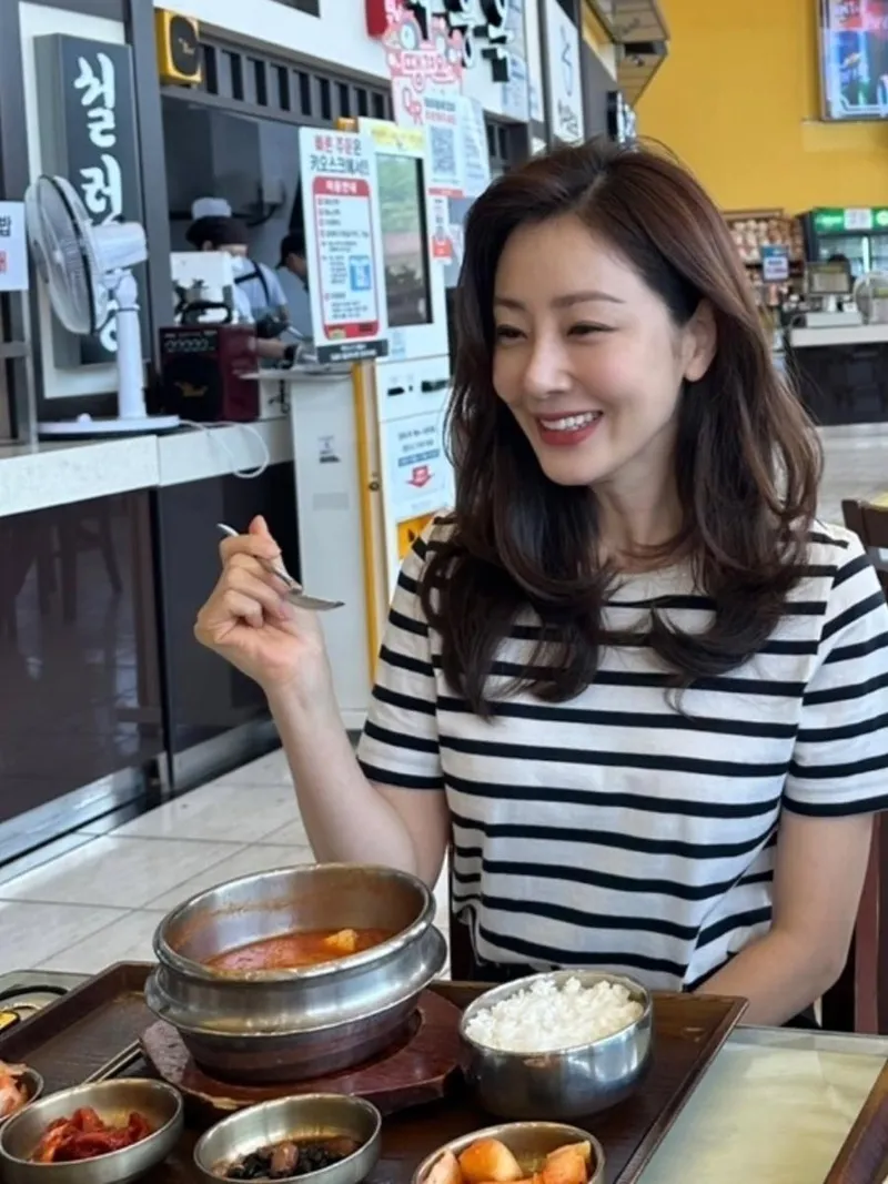 “촬영길의 작은 설렘”…오나라, 미소 머금은 휴게소 풍경→따뜻한 일상 / 배우 오나라 인스타그램