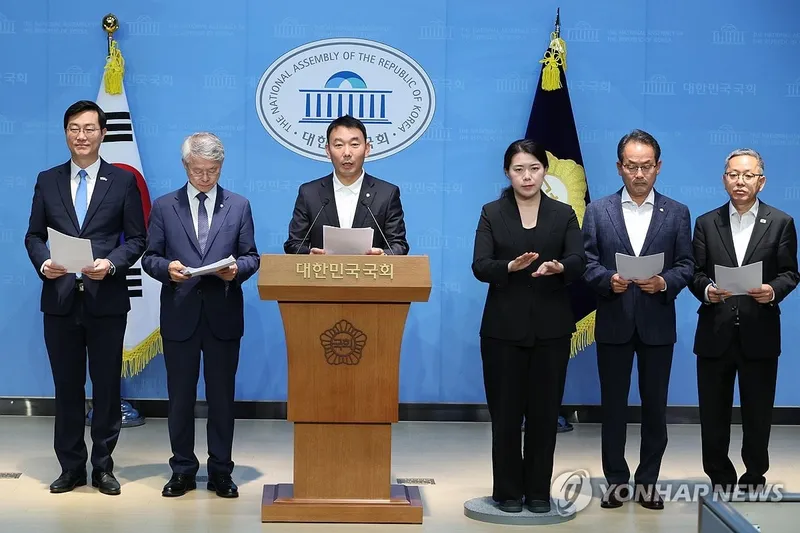 검찰개혁 법안 발의 기자회견이 6월 11일 서울 여의도 국회 소통관에서 열렸다. 더불어민주당 장경태, 민형배, 김용민, 강준현, 김문수 의원이 법안 내용을 설명하고 있다. / 연합뉴스