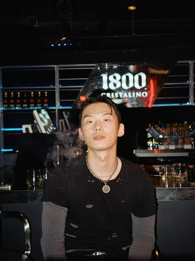 “아니 내가 너한테 하고싶던 말은”…이기택, 홀리워터 무드→강렬 여름 밤 분위기 / 커플팰리스2 출연자 래퍼 이기택 인스타그램