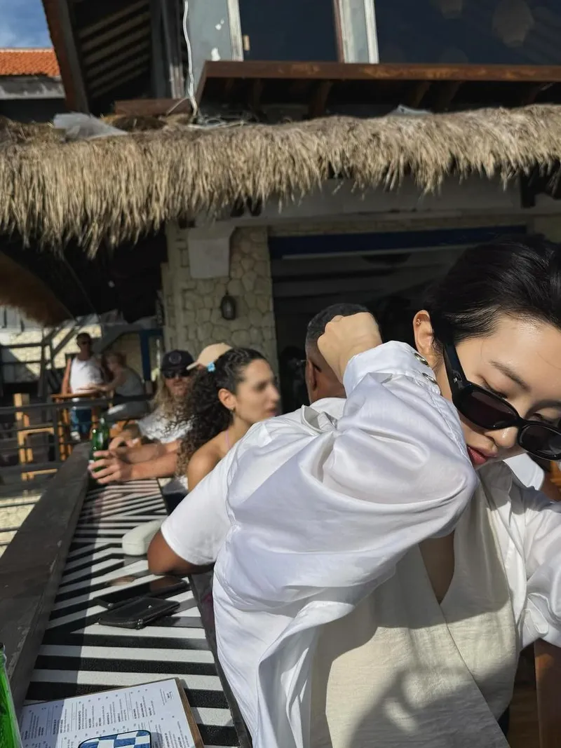 “햇살 아래 바람을 만지다”…홍비라, 여유 속 내추럴→초여름 감성 물결 / 배우 홍비라 인스타그램