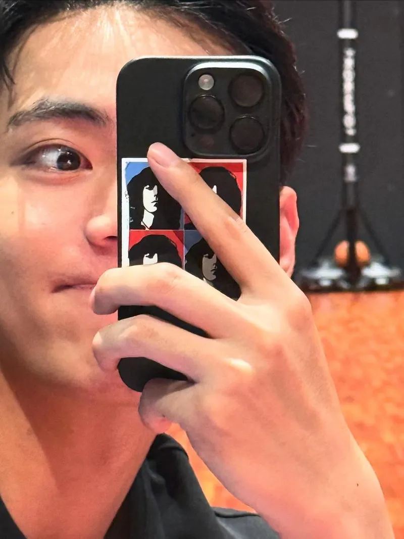 “Love me tete”…뷔, 장난기 어린 눈빛→거울 셀카의 압도 / 방탄소년단 뷔 인스타그램
