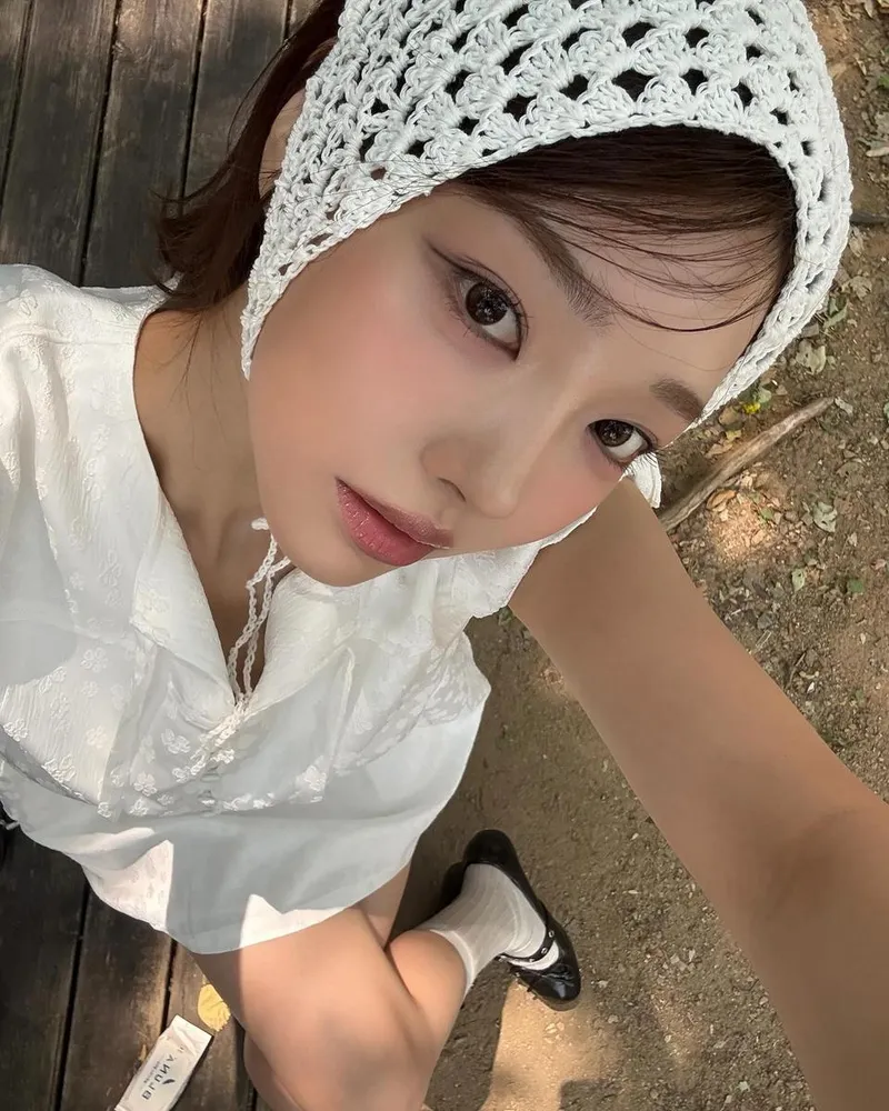 “하얀 그늘 아래 잠시 멈춘 시선”…김혜진, 순수 미소→여름 초입 설렘 / 솔로지옥4 출연자 모델 김혜진 인스타그램