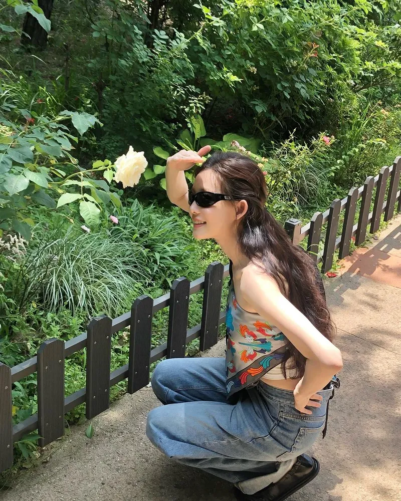 “약수터의 여유, 등산은 사양”…최윤지, 자연 속 미소→초여름의 청량함 / 배우 최윤지 인스타그램