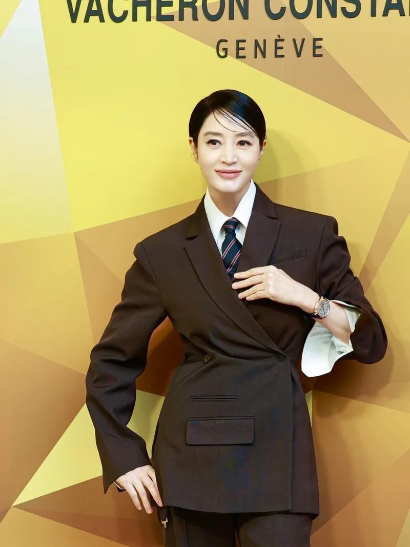 “오묘한 시선 속 고요한 여운”…김혜수, 클래식 수트룩→아우라 압도 / 배우 김혜수 인스타그램