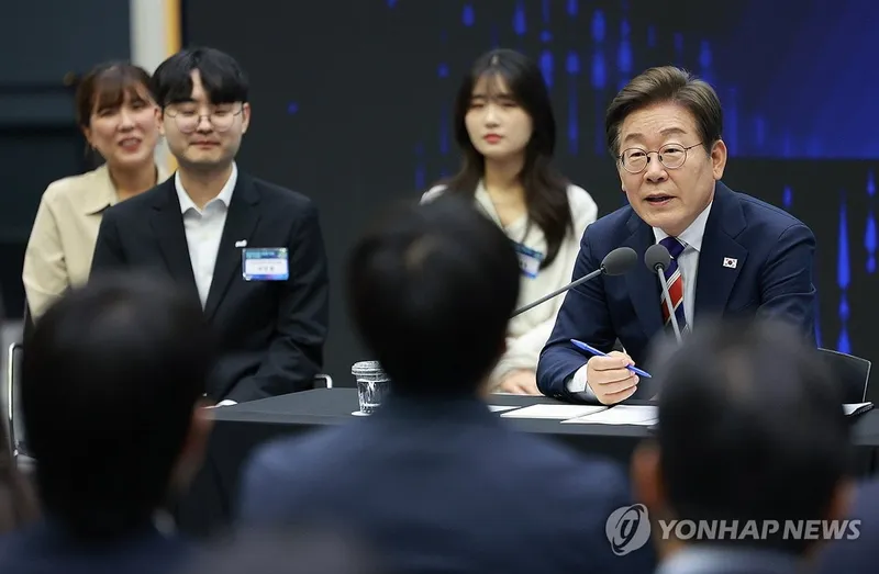 이재명 대통령이 서울 영등포구 한국거래소에서 열린 주식시장 불공정거래 근절을 위한 간담회에서 질문에 답하고 있다 / 연합뉴스