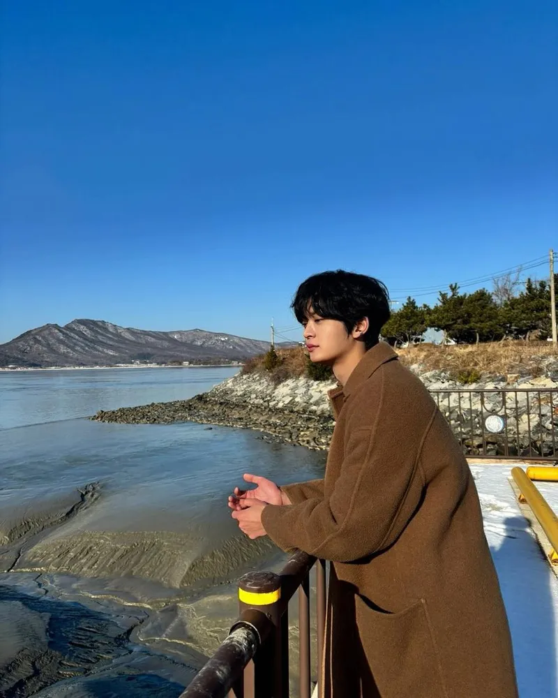 “여러분 오늘 밤 10시40분 사계의봄 보러 오세요”…김선민, 쓸쓸한 강가→고요한 여운 속 존재감 / 배우 김선민 인스타그램