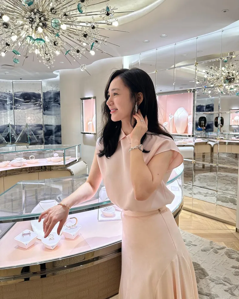 “예술이 머무는 순간”…박주미, 파리 감성→우아한 미소로 전율 / 배우 박주미 인스타그램