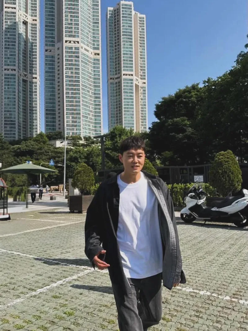 “오랜만에 라디오 좋네요”…전우성, 도시 햇살 아래→청량한 일상 기류 / 노을 전우성 인스타그램