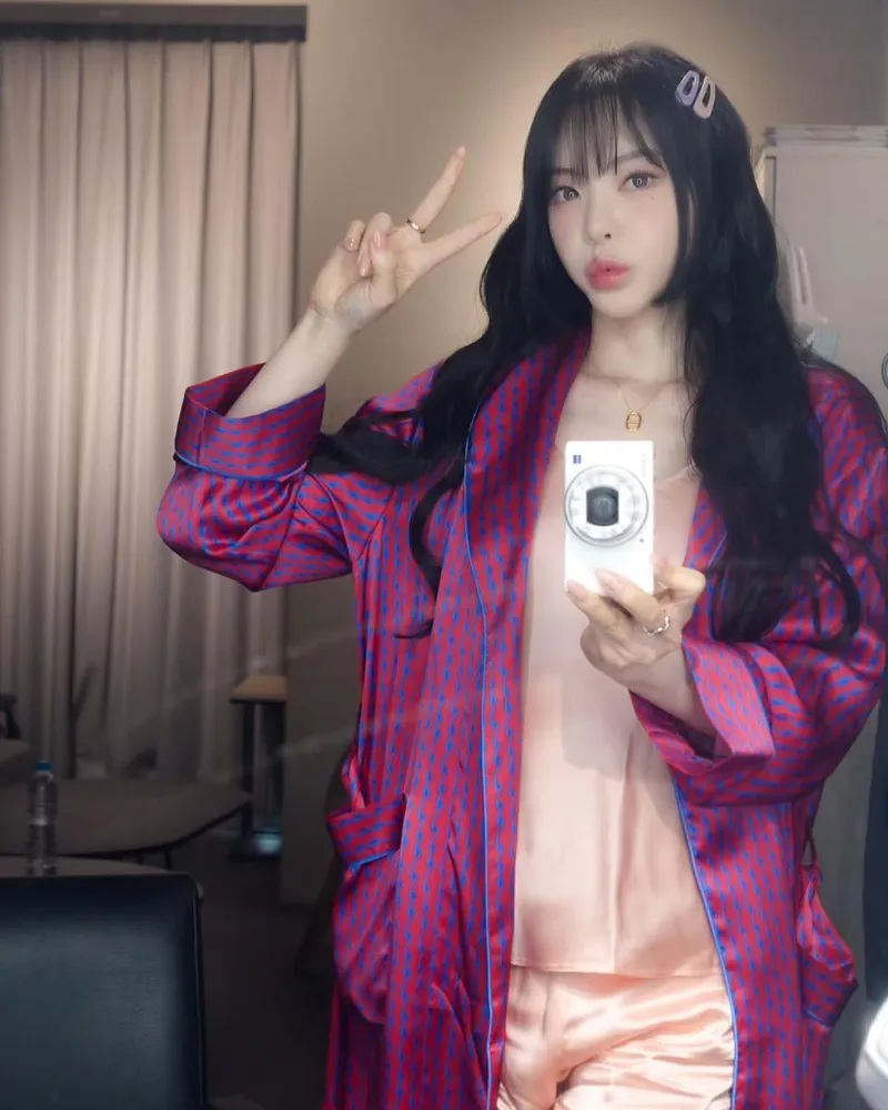 “잠옷 색감 미쳤다 진짜”…서유리, 진심 가득 반전→거울 앞 감각 폭발 / 방송인 서유리 인스타그램