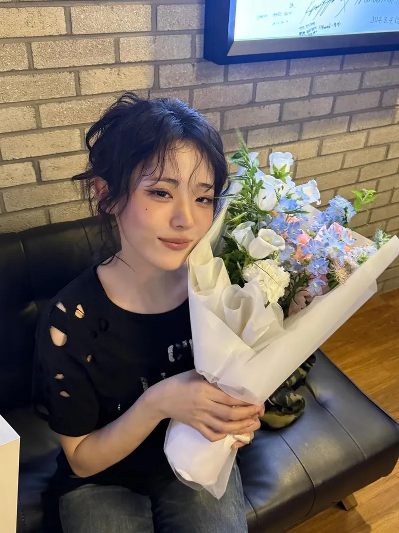 “난 네편이야, 온 세상이 불협일지라도”…히나, 쇼케이스 후 감성→무드 가득 꽃다발 / 걸그룹 QWER 히나 인스타그램