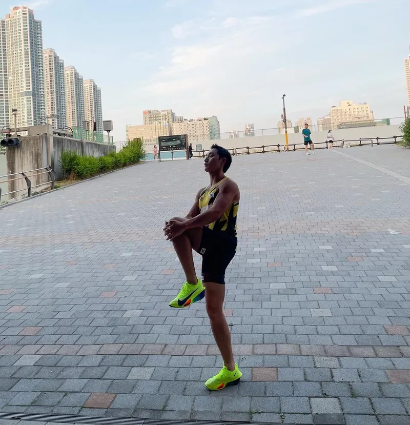 “긴장 속 숨 고르기”…김우주, 저녁빛을 삼키다→도심 질주 예고 / 모델 김우주 인스타그램