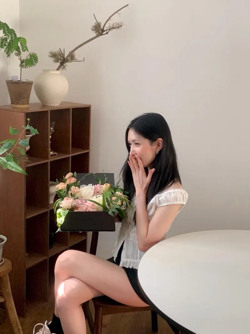 “처음 느껴본 설렘”…박지우, 꽃과 함께한 순간→여름 햇살 속 미소 / 걸그룹 러블리즈 진 박지우 인스타그램