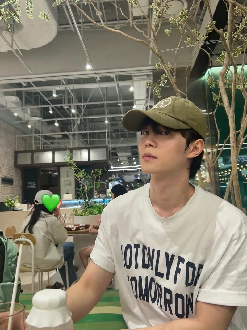 “실내의 소박한 안도”…조휘현, 편안한 여름밤→도심 속 피서 감성 / 환승연애3 출연자 조휘현 인스타그램