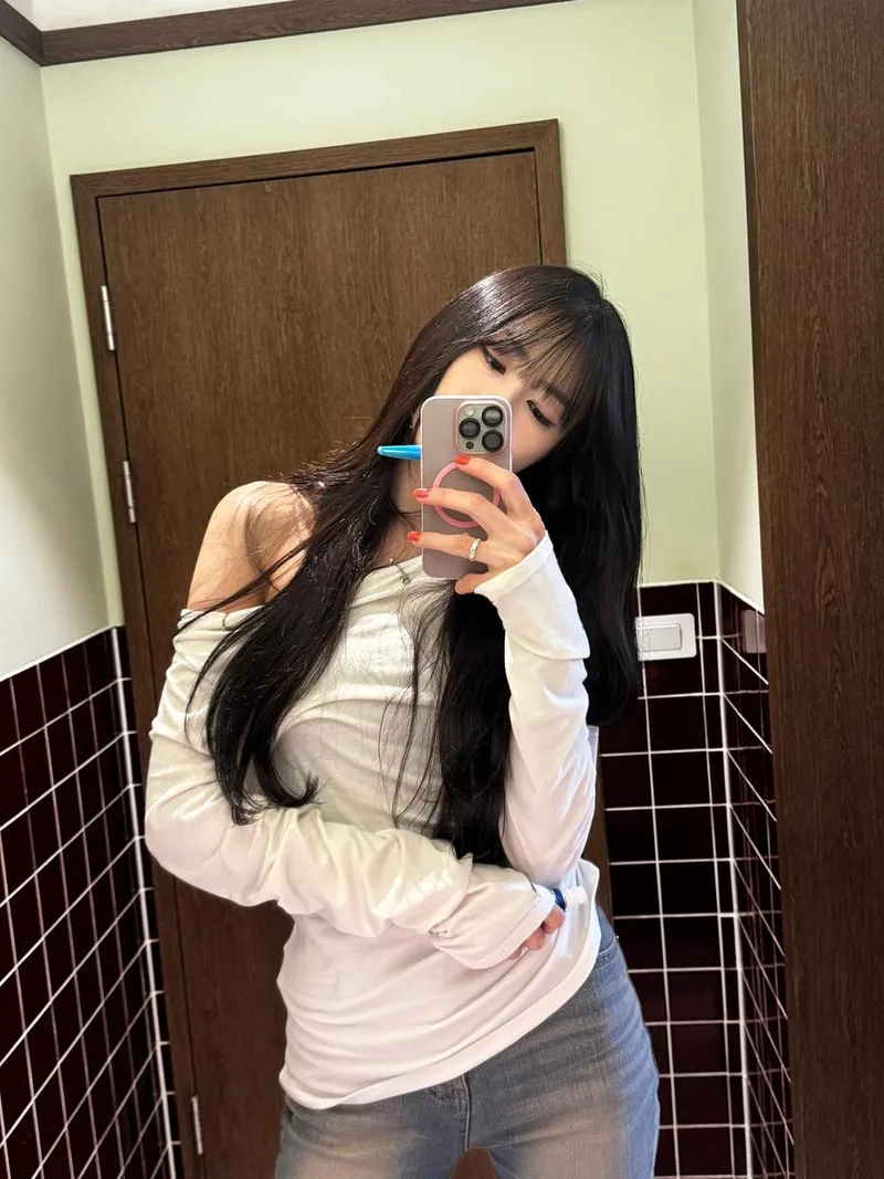 “빵 고르듯 사는 요즘”…오하영, 청초 분위기→거울 셀카로 담다 / 걸그룹 에이핑크 오하영 인스타그램