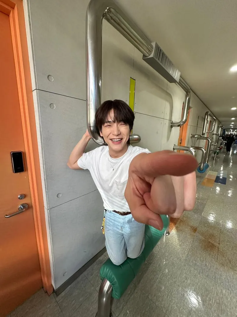 “핑크처럼 번지는 웃음”…김재현, 장난기 가득한 미소→초여름 복도 ‘설렘’ / 그룹 엔플라잉 김재현 인스타그램