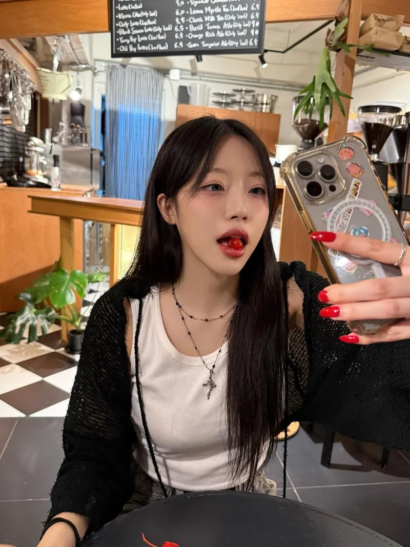 “나는~ 찻잔에~ 무지개를 띄워주리”…김지원, 여름밤 감성→빛나는 일상 셀카 / 걸그룹 시그니처 김지원 인스타그램