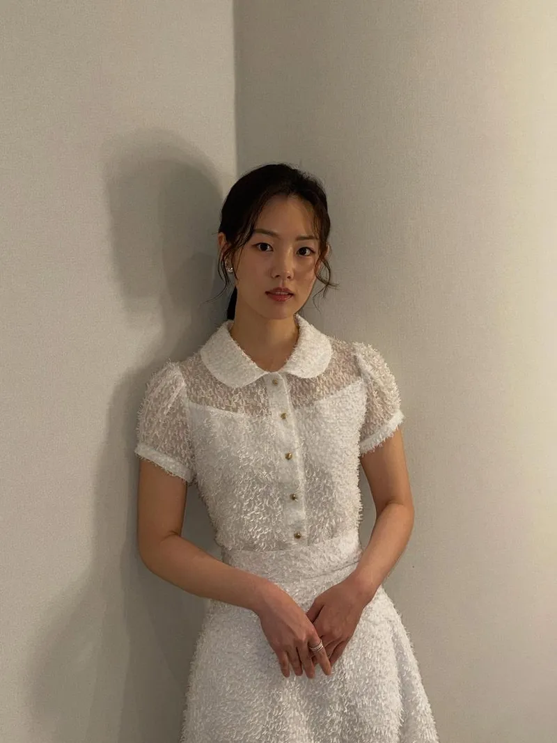 “수줍게 피어난 순백의 설렘”…권한솔, 고요한 저녁→청초한 미소 속 존재감 / 배우 권한솔 인스타그램